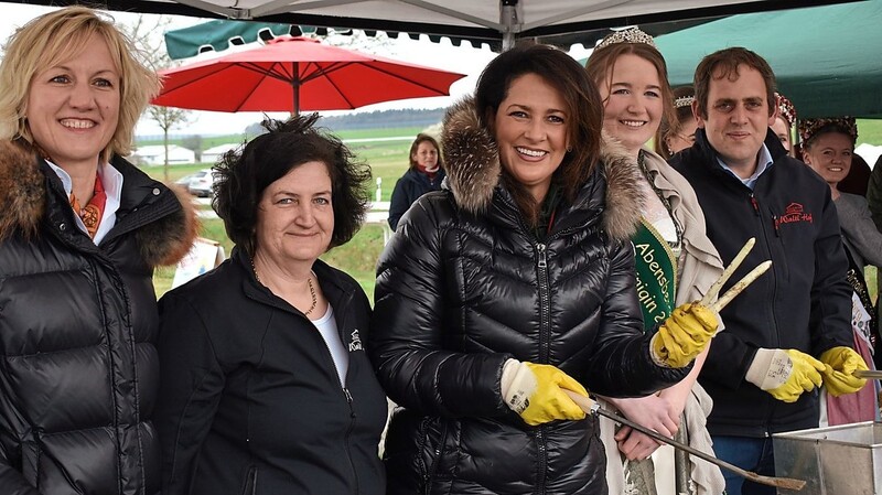 Hielt ihr Versprechen: Ministerin Michaela Kaniber (3.v.l.) kam heuer als Ehrengast und stach den ersten Spargel bei der Abensberger Erzeugergemeinschaft.