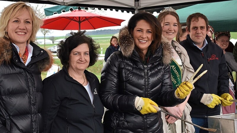 Hielt ihr Versprechen: Ministerin Michaela Kaniber (3.v.l.) kam heuer als Ehrengast und stach den ersten Spargel bei der Abensberger Erzeugergemeinschaft.