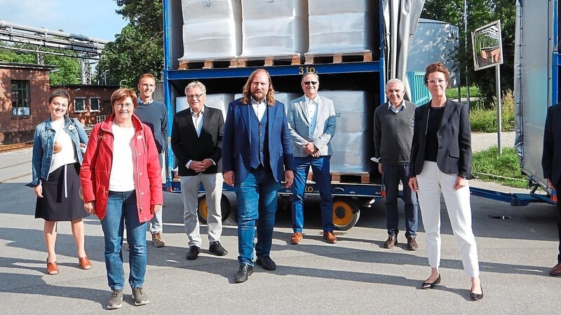 Die Grünen-Delegation beim Besuch von Kelheim Fibres mit den Vertretern des Unternehmens (v. l.): Marina Crnoja-Cosic (New Business Development), MdL Rosi Steinberger, Hagen Speidel (Technik), Konrad Brunner (Produktion), MdB Anton Hofreiter, Geschäftsführer Craig Barker, Wolfgang Ott (Gesundheit, Sicherheit, Umweltschutz), die Kelheimer Kreisrätin Maria Krieger und Matthew North (Marketing und Vertrieb).