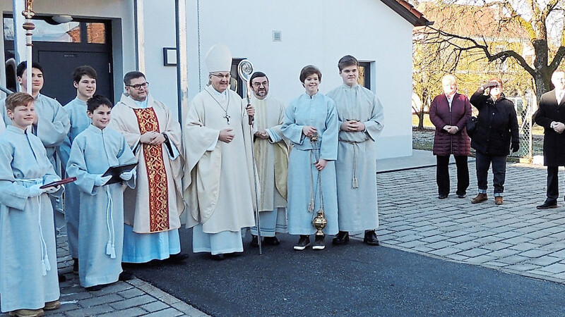 Diözesanbischof Dr. Rudolf Voderholzer, Pfarrer Franz Wiesner, Pater Adam, Gemeindereferentin Stefanie Trottmann, die Ministranten sowie rechts die Kirchenverwaltung Waltendorf und Bürgermeister Ludwig Waas vor dem neu renovierten Pfarrheim.