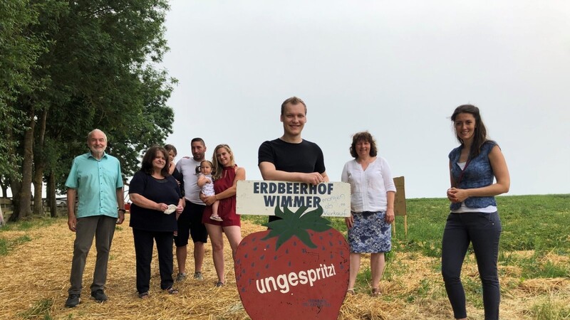 Zum "Anpflücken" hatten Angelika Wimmer mit Isabella und Dominik Wimmer-Freitag auf den Erdbeerhof Wimmer in Steinbach eingeladen: Franz Gumplinger (l.), Vincent Hogenkamp (vorne), Ruth Müller (2.v.l.) und Nicole Bauer (r.).