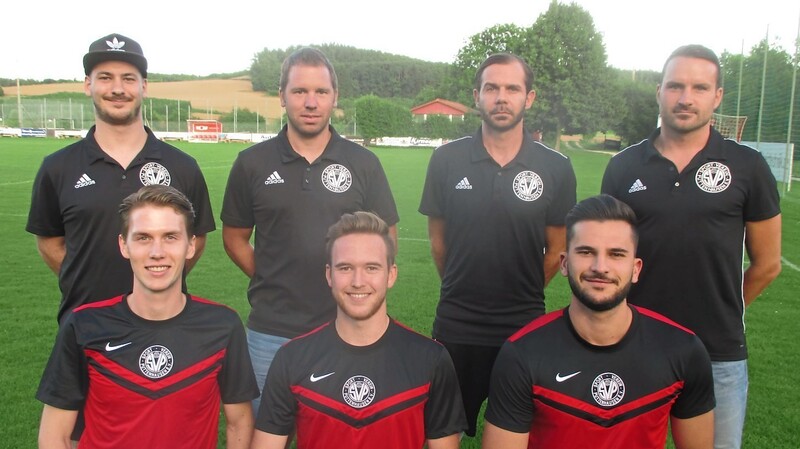 Fit für den Re-Start - operativ und spieltechnisch mit den drei Puttenhausener Neuzugängen stehend von links: Stefan Fraunholz (2. Abteilungsleiter), Hans-Werner Stanglmaier (Abteilungsleiter), Co-Trainer Mario Kögl, Chefcoach Achim Lewandowsky; knieend von links: Lukas Sixt, Moritz Huber, Arian Krasniqi.