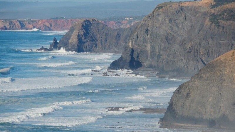 Wild und aufbrausend: das Meer an Portugals Klippen