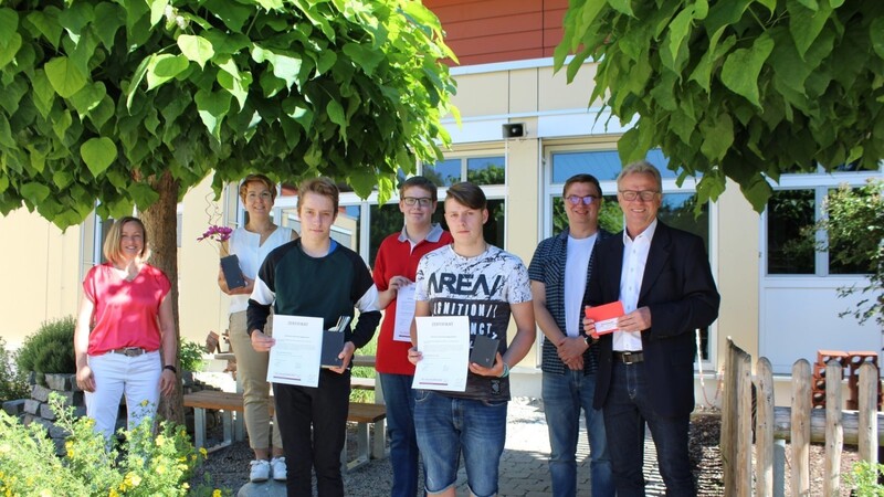 Liane Schweiger (Hans Lindner Stiftung, v.l.), Lehrerin Karin Schiewietz, das Schülerteam "Josti-Schreiner": Victor-Kevin Krautner, Patrick Thomandl und Tim Exner, Klassenlehrer Simon Schwarzenbeck sowie Schulleiter Werner Hacker.