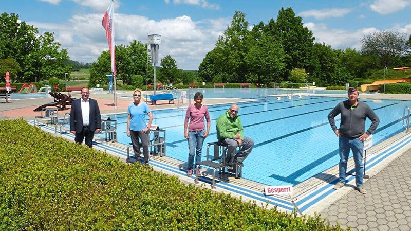 Erster Bürgermeister Herbert Lichtinger, Bettina Kiendl, Brigitte Karl, Bademeister Martin Schmidt und Hauptamtsleiter Andreas H. Ranker (von links) bei der Besichtigung des Freibades vor der geplanten Öffnung.