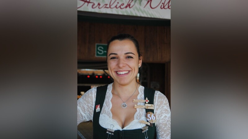 Theresa Schneider (25) aus Regensburg bedient im Festzelt Weckmann: "Heuer ist mein erstes Jahr als Bedienung auf dem Gäubodenvolksfest. In diesem Jahr ist aber nicht so viel los wie sonst, als ich als Gast hier war. Das Trinkgeld ist allerdings gut, aber mehr ist immer besser (lacht). In den Zelten ist es total warm, weil sie sich durch die feiernde Menge aufheizen, aber es ist zum Aushalten. Am besten gefällt mir die Hilfsbereitschaft im ganzen Team. Die sind alle cool drauf. Da ich 14 Mass auf einmal tragen kann, hat mein Team mir eine Wäscheklammer mit 'Maschine' geschenkt."