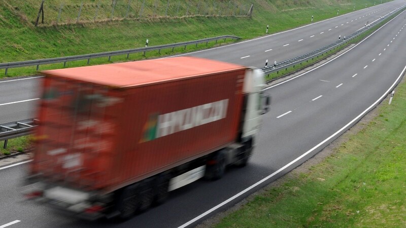 Eine 78-Jährige ist mit ihrem Auto an einen rangierenden Lkw gefahren.