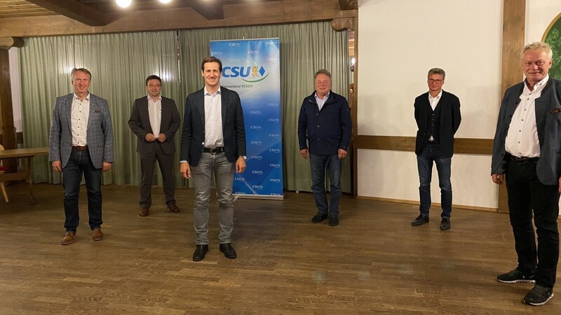 Kämpfen für ein Fortbestehen der Bahnstrecke Viechtach-Gottezell: Stellvertretender Landrat Helmut Plenk (v.li.), MdL Max Gibis, CSU-Kreisvorsitzender Stefan Ebner, Minister a. D. Helmut Brunner, Minister Bernd Sibler und MdB Alois Rainer.