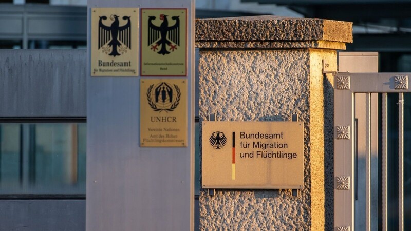 Bundesamt für Migration und Flüchtlinge (BAMF) steht auf einem Schild vor dem Gebäude.