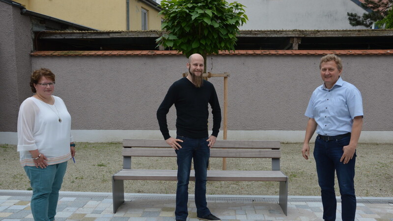 Verwaltungsbeamtin Monika Gegenfurtner (v.l.), Jugendbeauftragter Simon Rettenberger und Bürgermeister Josef Beham.