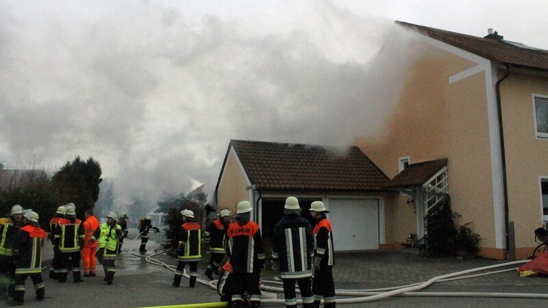 Waldemar-Scherl-Straße in Rain beim Brand einer Holzlege. (Foto: ih) Dunkle Rauchwolken zogen über das ganze Siedlungsgebiet an der