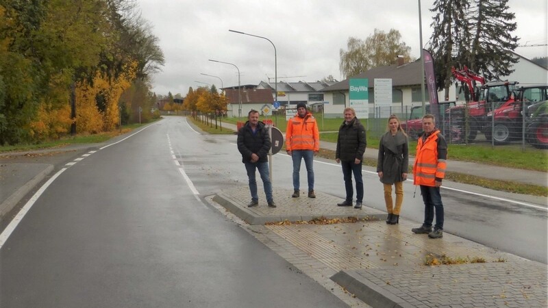 Johann Wagensoner (v.l., StBA Landshut), Florian Westenthanner (Firma Erd- und Tiefbau Westenthanner), Bürgermeister Josef Beham, Tanja Schönhofer und Josef Hartl (Bauhof Markt Eichendorf).