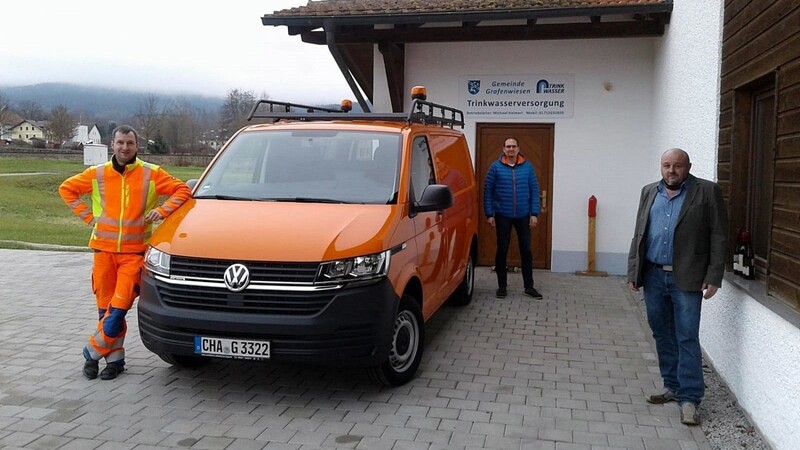 Wasserwart Michael Haimerl (li.) freut sich über das neue Dienstfahrzeug, mit im Bild Bürgermeister Josef Häring (re.) und Kämmerer Peter Steidl.