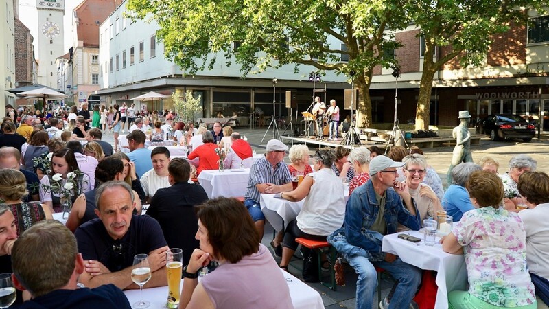 Sie spielten vor Tischen mit Blumenschmuck und weißen Decken: Zu Zwoat.  Fotos: