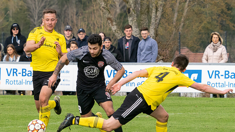 Gegen die etablierten Teams wie zum Beispiel Simbach am Inn konnte die Huber-Elf (in gelb) nicht holen, nun soll in Landshut der Bock umgestoßen werden.