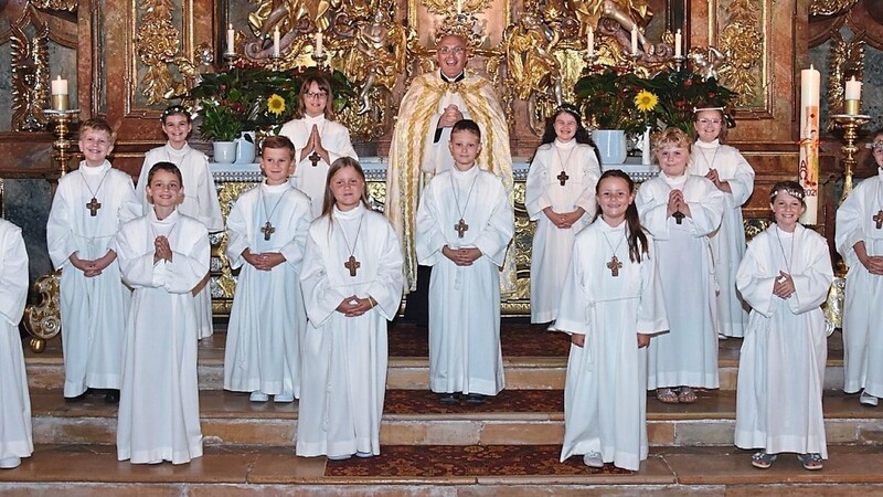 Die 15 Erstkommunionkinder in Oberalteich mit Pfarrer Richard Meier