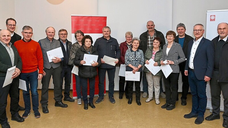 Die größte Delegation der ausgezeichneten Ehrenamtlichen kam aus der Pfarrei St. Georg in Pfakofen. Dekan Josef Weindl (rechts), Caritas-Direktor Michael Weißmann (2. von rechts) und Vorsitzende Michael Dreßel (2. von links) nahmen die Ehrungen vor.