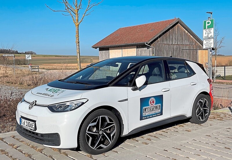 An der Agana-Frohnauer-Straße soll weitere drei Jahre ein E-Auto mietbar sein. Der Markt will auch weitere Standorte ermöglichen.   