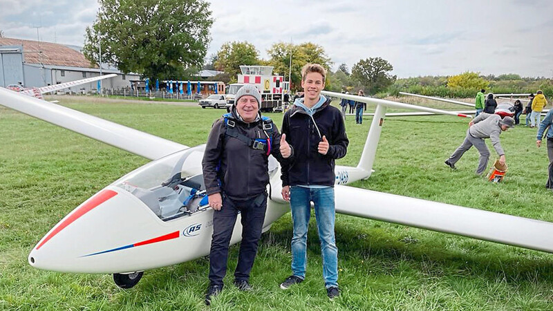 Elias Draxinger (r.) und Helmut Lichtenberg, Prüfer Luftamt Südbayern, nach dem Prüfungsflug.