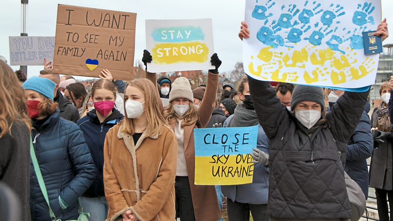 "Die Ukraine braucht echte Hilfe . 5 000 Helme ? Peinlich." Die Haltung der Bundesregierung erfuhr in Regensburg viel Kritik.