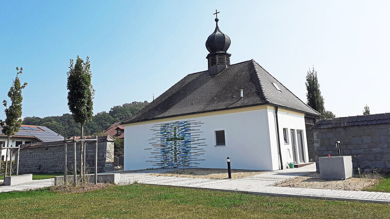 Links und rechts der Aussegnungshalle wird im Erweiterungsbereich des Friedhofs (hier die Segnung im Jahr 2018) eine Anlage für Urnenbestattungen eingerichtet.