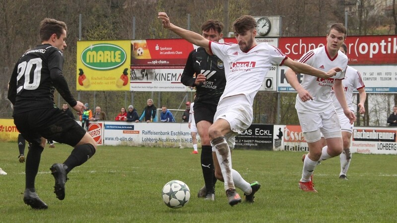 Gegen den starken Gast SV Schwandorf-Ettmannsdorf können die Lamer (weiße Trikots) am Mittwoch nur überraschen.