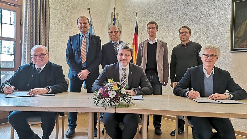 Roland Albert, Präsident des bayerischen Gärtnerei-Verbandes, die Bürgermeister-Stellvertreter Michael Mühlbauer und Franz Former, Stadtoberhaupt Sandro Bauer, die beiden Geschäftsführer der Durchführungsgesellschaft, Josef Beer und Robert Sitzmann, sowie Martin Richter-Liebald, Geschäftsführer der Bayerischen Landesgartenschau GmbH (von links), bei der Unterzeichnung des Durchführungsvertrages.