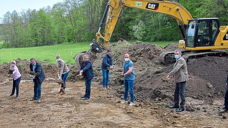 Beim Spatenstich für das Hochwasserrückhaltebecken im Hartbeckerforst (v.l.): Gemeinderätinnen Angelika Boerboom und Sabine Gröger, Diplom-Ingenieur Antonio A. de Bullhöes, die künftige Bürgermeisterin Elisabeth Winklmaier-Wenzl, Bürgermeister Franz Göbl, Robert Brandl von der bauausführenden Firma Brandl aus Neufraunhofen, Bauamtsleiter Markus Senger und die Gemeinderäte Manfred Schlamp und Ralf Bareither.