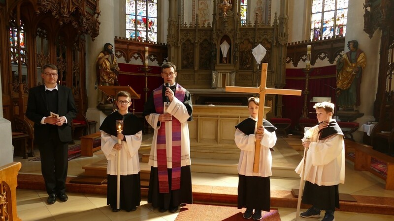 In der Stadtpfarrkirche St. Johannes gestalteten die jungen Gläubigen einen Kinderkreuzweg.