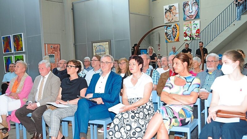 3. Bürgermeister Xaver Hagn, Kulturreferentin Heike Aichner und Landrat Werner Bumeder waren unter den Gästen.