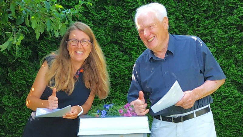 Anita Meschke mit ihrem Imkerpaten Hartmut Charvat. Sie hat die Imkerurkunde und ein Bienenvolk vom Imkerverein überreicht bekommen.