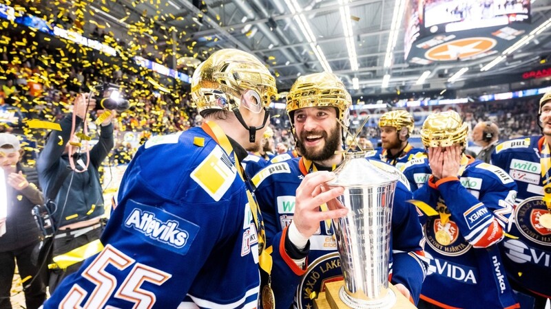 Ausgelassen bejubelt Tobias Rieder (mittig rechts) den Meistertitel in der SHL.