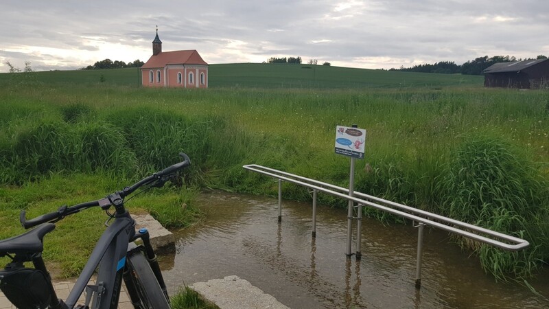 Ganz in der Nähe der Kirche von Geberskirchen kann man bei der Kneippanlage am Further Bach eine erfrischende Pause einlegen.