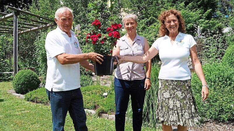 Susanne Deutschländer überreichte eine Ramblerrose für die Gastgeberrolle an OGV-Vorsitzende Rita Wellisch und an ihren Vorgänger Wolfgang Seidl.