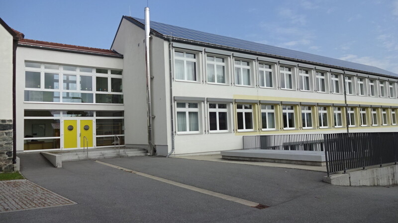 Die Grund- und Mittelschule in Neukirchen b. Hl. Blut.