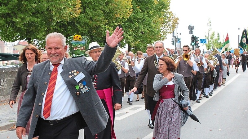 Festleiter Thomas Schmid führte den Festzug mit Landrätin Tanja Schweiger, Bischof Rudolf Voderholzer und Oberbürgermeisterin Gertrud Maltz-Schwarzfischer an.