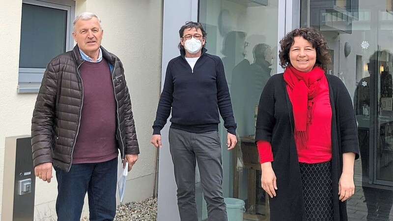 Hans Weinzierl (Vorsitzender der Spitalstiftung Pattendorf), Wolfgang Hiemer (Heimleiter Seniorenzentrum St. Martin) und Landtagsabgeordnete Ruth Müller sprachen über die Situation in der Pflege in der Region.