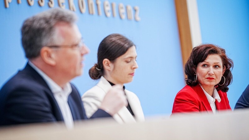 Ferda Ataman (r), Unabhängige Bundesbeauftragte für Antidiskriminierung, Ulrike Wieland (M), Autorin der Studie, und Ulrich Kober, Autor der Studie, stellen die Studie "Diskriminierung in der Einwanderungsgesellschaft" der Bertelsmann-Stiftung in der Bundespressekonferenz vor.