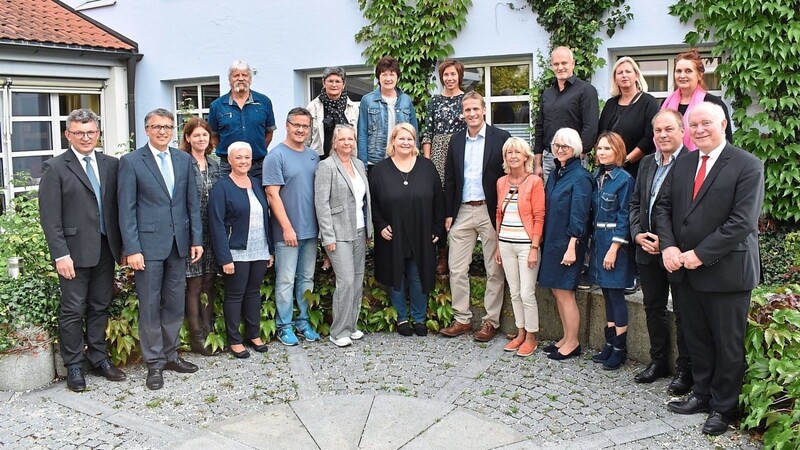 Schulrat Michael Schütz, Schulamtsdirektor Stefan Pielmeier, Landrat Heinrich Trapp und Hans Fischer, Stellvertretender Vorsitzender des Personalrats, gratulierten den Dienstjubilaren.