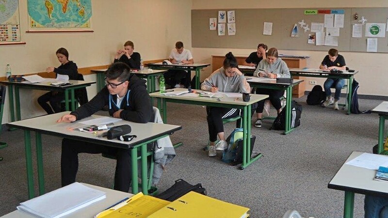 Eine Hälfte der Klasse 10b beim Präsenzunterricht. Jeder hat einen Einzelplatz, damit der Mindestabstand eingehalten werden kann.