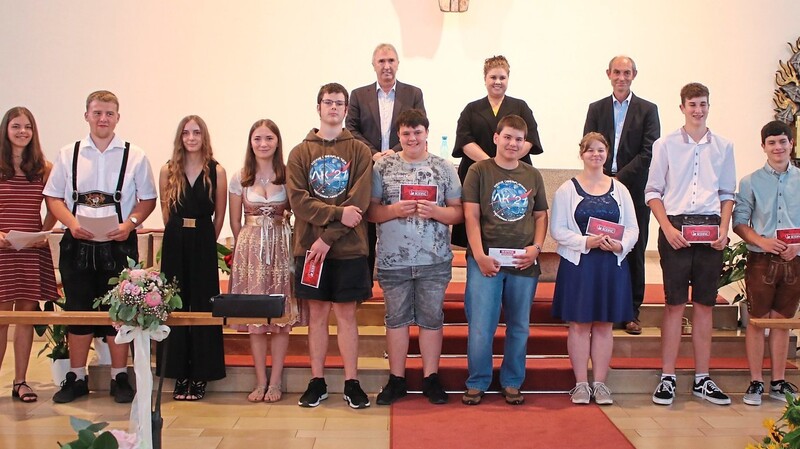 Die besten Schüler der 9. Klassen mit Bürgermeisterin Alexandra Riedl (hinten Mitte), Rektor Günter Kaniber (hinten links) und Konrektor Heinrich Achatz.