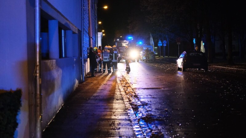 Wegen des Einsatzes wurde die Hans-Adlhoch-Straße weiträumig abgesperrt.