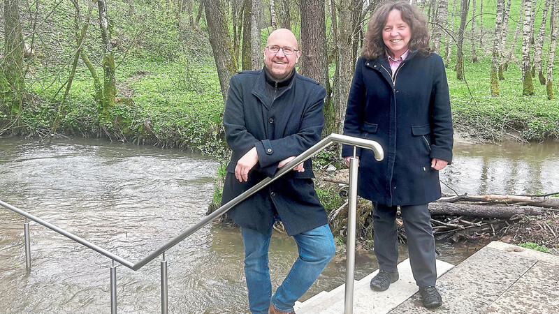 Christa Passek, Leiterin der Stabsstelle Kommunikation und Medien am Amt für Ländliche Entwicklung Niederbayern, und Sachgebietsleiter Sven Päplow sind überzeugt vom großen Nutzen der Integrierten Ländlichen Entwicklungen für die Kommunen im ländlichen Raum.