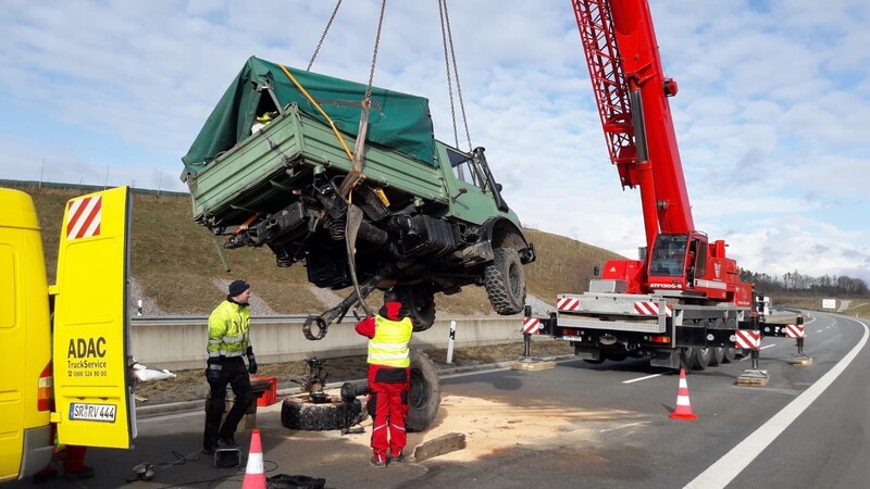 Der Unimog musste mit einem Schwerlastkran geborgen werden. Die B15neu war bis 11.05 Uhr in Richtung Regensburg gesperrt.