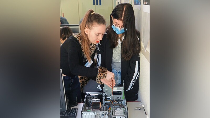 Die Schülerin der 10b der EDV-Schulen, Jessica Gurin, mit der 13-jährigen Realschülerin Sarah Staeck.