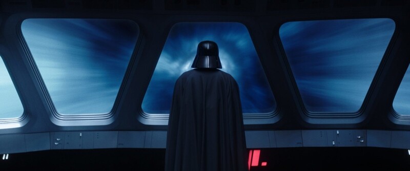 Darth Vader (Hayden Christensen) blickt von der Brücke seines Schiffs in den Hyperspace. Sein Ziel: Obi-Wan Kenobi. 