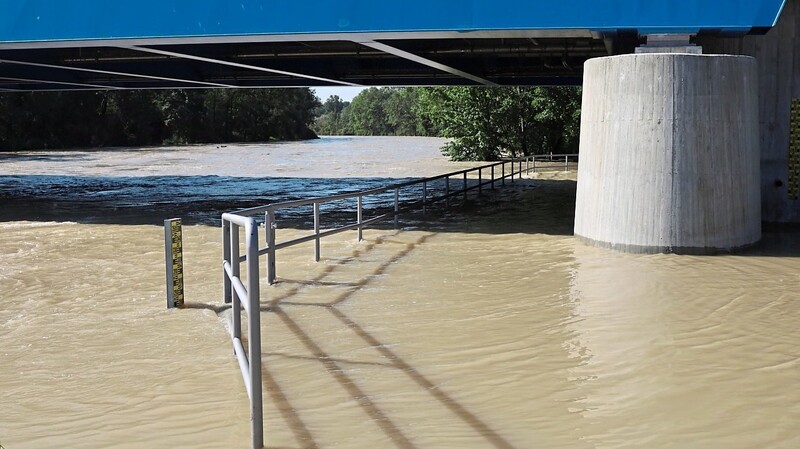 Kein Durchkommen: Der gesperrte Weg unter der Isarbrücke war am Mittwochmorgen überflutet. Der Pegel hatte da mit 2,80 Metern gerade den Scheitelpunkt überschritten.