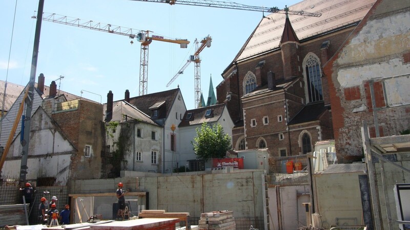 Die Kräne der Großbaustellen am Pfarrplatz-Areal und dem Rathaus zeigen, dass in der Innenstadt derzeit viel gebaut wird.