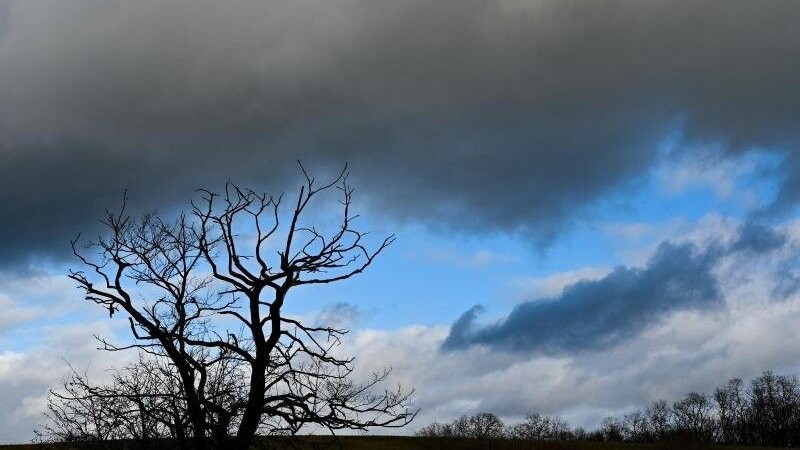 Dunkle Wolken ziehen über eine Landschaft. Foto: Patrick Pleul/dpa-Zentralbild/ZB/Symbolbild