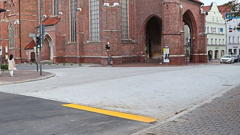 Hell, neu, eben: Die Kreuzung am Postplatz wurde in den vergangenen Monaten barrierefrei ausgebaut. Seit Donnerstag sind die Bauarbeiten abgeschlossen und die Straße ist wieder frei.